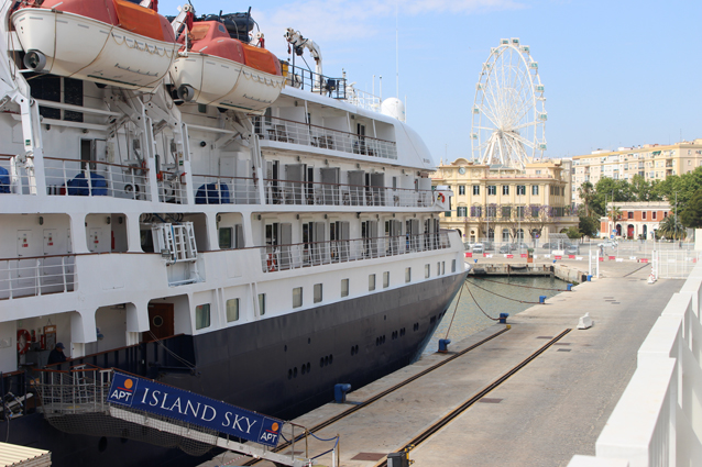 El buque de crucero ‘Island Sky’ visita por primera vez el Puerto de Málaga