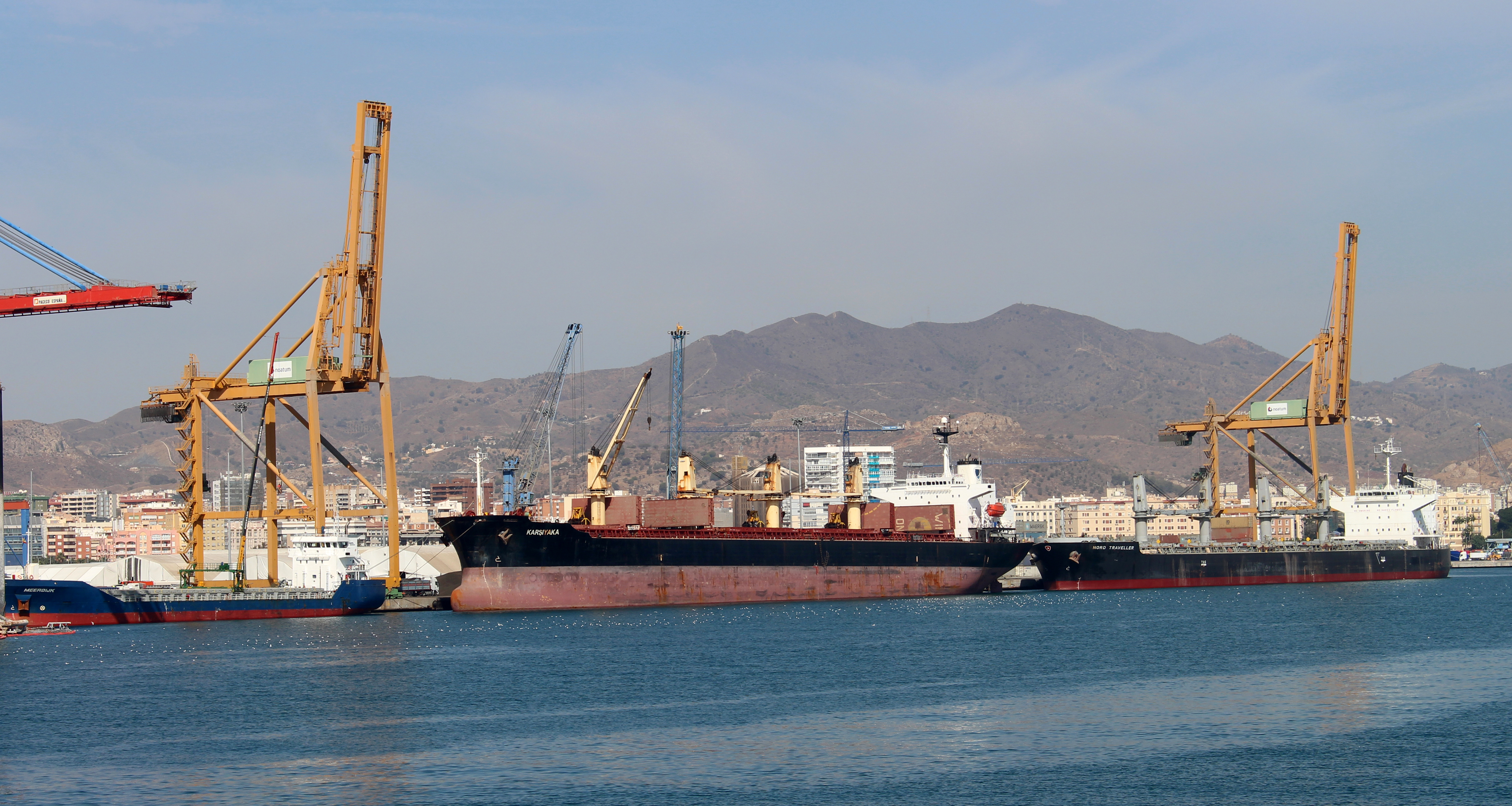 El Gobierno autoriza la contratación de dos trabajadores en el Puerto de Málaga para permitir el tráfico de mercancías durante los fines de semana