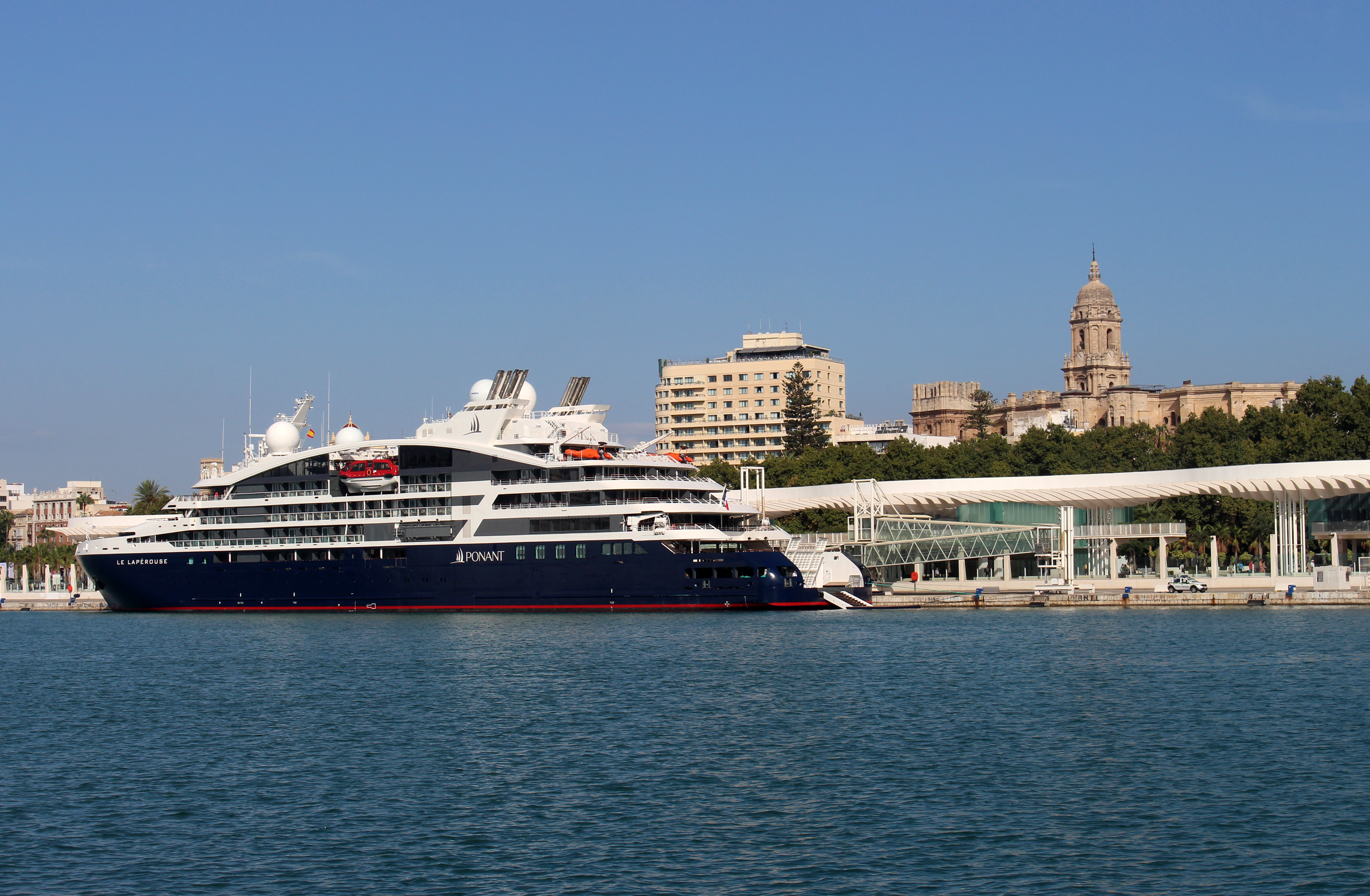 Primera escala en Málaga del exclusivo buque de crucero ‘Le Lapérouse’