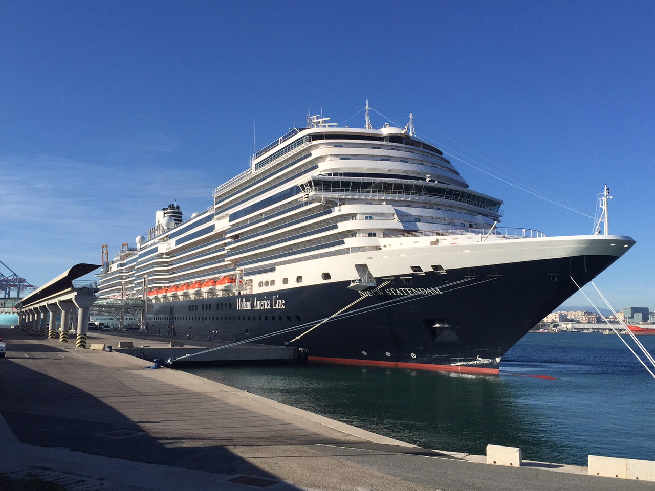 El ‘Nieuw Statendam’ visita el Puerto de Málaga en su viaje inaugural