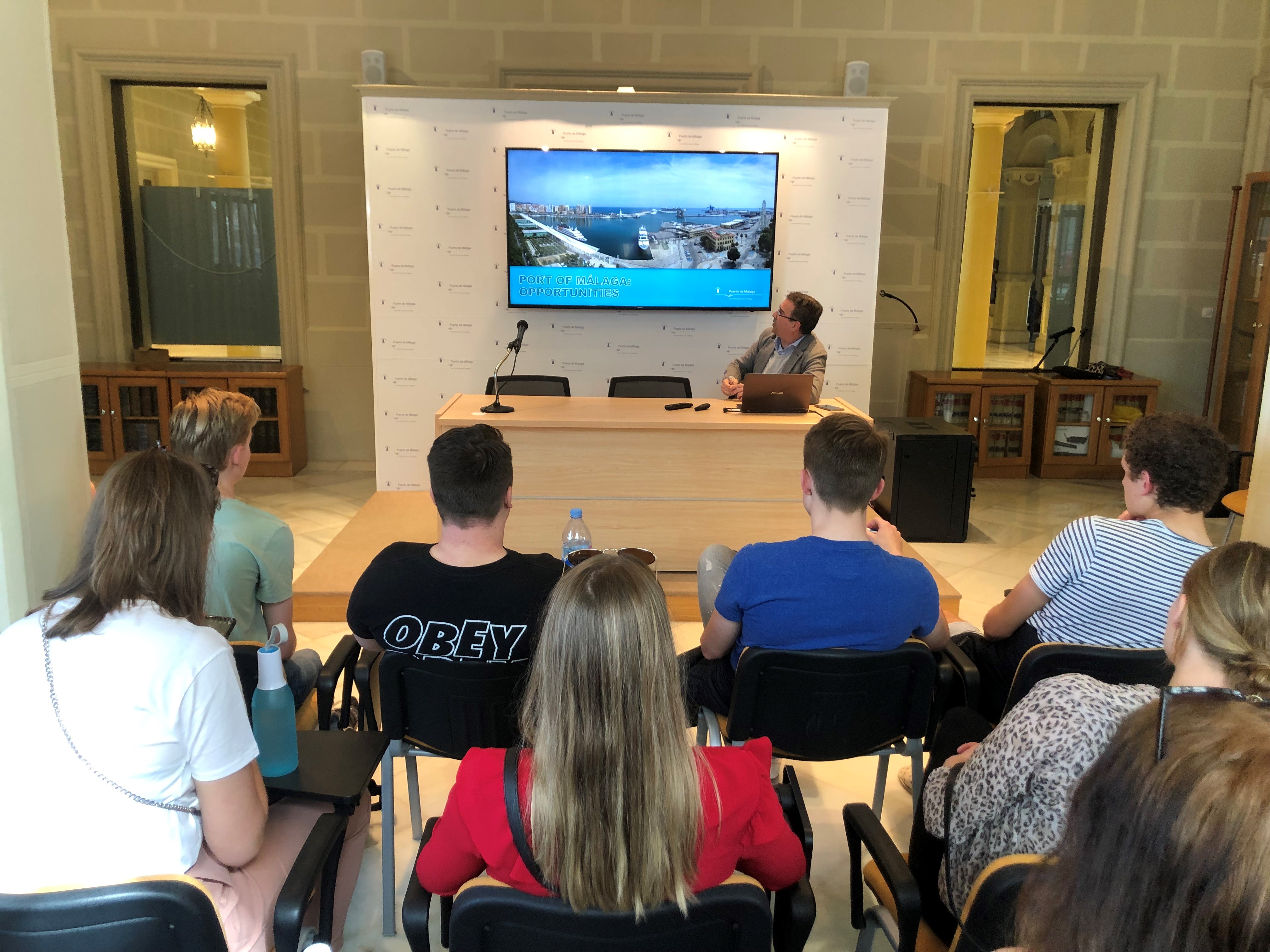 Grupo de estudiantes holandeses visita el Puerto de Málaga