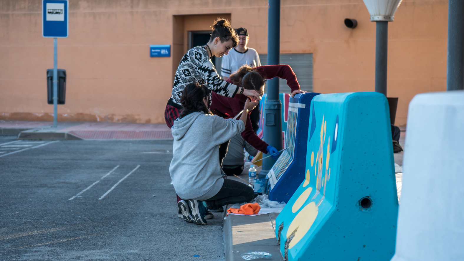 Los alumnos de la Escuela de Arte de San Telmo participan en un concurso para la personalización de los separadores viales de la Terminal de Cruceros del Puerto de Málaga