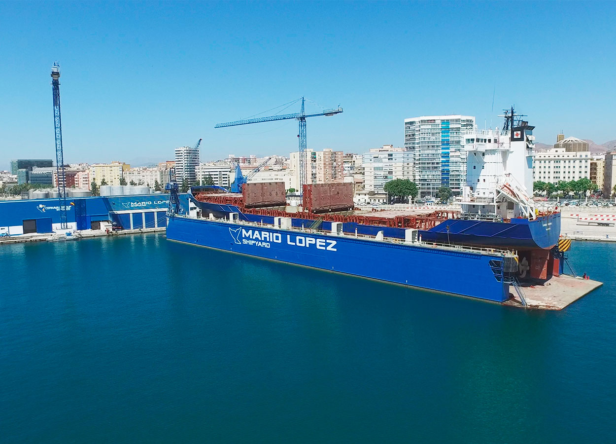 El dique flotante ‘Andalucía’ sale del puerto para proceder a su inspección en seco