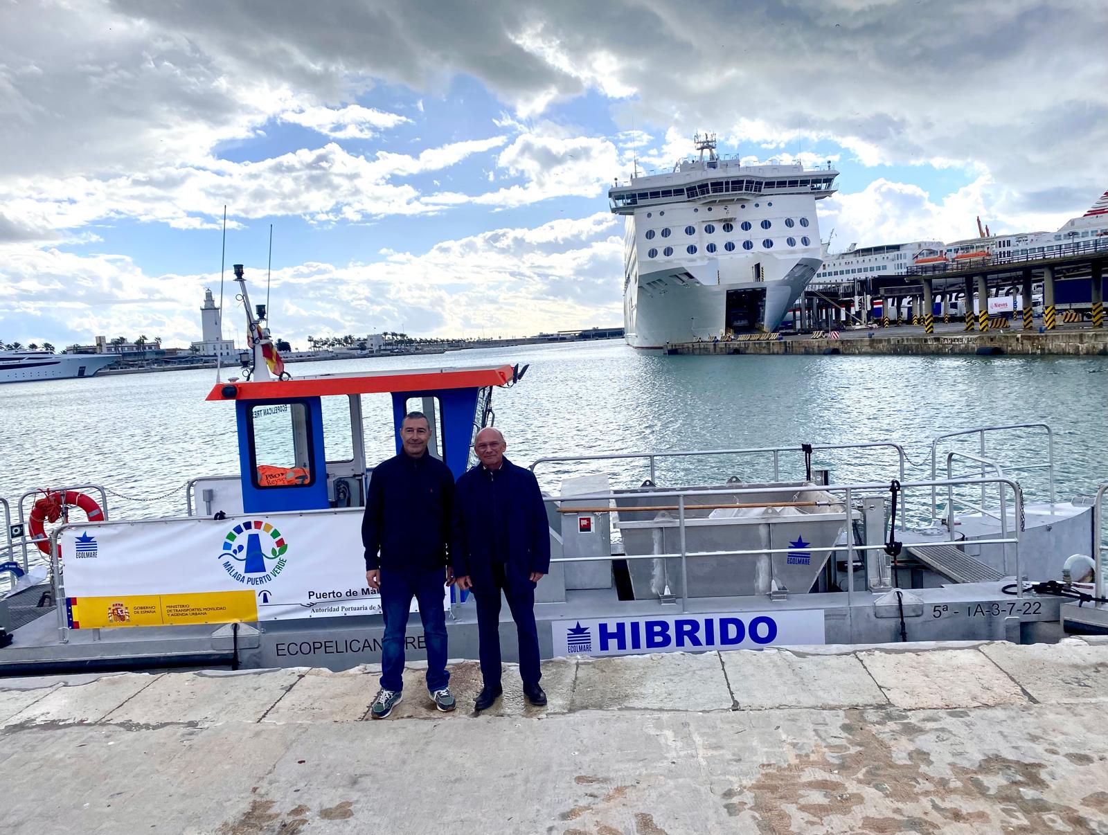Una nueva embarcación híbrida gestiona la limpieza de la lámina de agua en el Puerto de Málaga